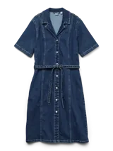 Vestido camisero de denim azul con cuello camisero, cierre de botones frontal, cinturón ajustable a la cintura y mangas cortas.