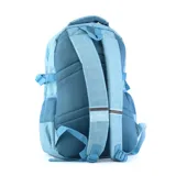 Mochila azul con detalles en celeste, marca Umbro. Tiene un compartimento principal con cierre, un bolsillo frontal con cierre vertical, dos bolsillos laterales de malla y correas ajustables para los hombros.