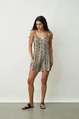 Mono corto color crudo, con breteles finos, escote en V y cierre frontal con botones.