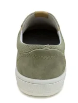 Zapato slip-on color marrón con capellada de cuero sintético microperforado, elástico lateral y suela blanca.