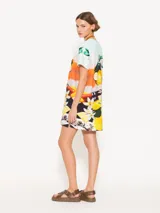 Túnica corta de punto con estampado de limones, cuello redondo y mangas cortas.