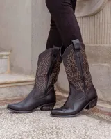 Bota de cuero marrón con caña alta de gamuza bordada.