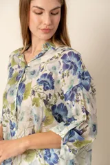 Camisa estampada con flores amarillas y lilas, de corte recto y mangas largas.