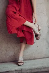 Sandalias de cuero color beige y marrón, con tiras anchas cruzadas en el empeine, puntera descubierta y tacón cuadrado de madera.