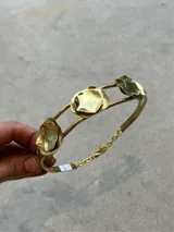 Gargantilla de alpaca plateada con doble aro y tres rosas labradas.
