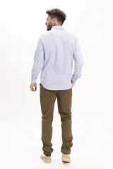 Camisa celeste a rayas verticales, de corte clásico, con cuello abotonado y mangas largas.