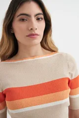 Sweater de punto color beige con rayas horizontales en naranja y blanco, de mangas cortas y cuello redondo.