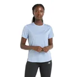 Remera deportiva New Balance Athletics para mujer, color celeste jaspeado, de corte clásico y mangas cortas.