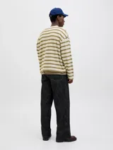 Buzo de manga larga color crudo con rayas horizontales color verde oliva, de corte oversize cropped y cuello redondo.