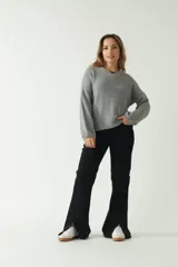 Sweater gris de punto suave con escote en V.