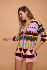 Saco de algodón tejido a mano con jacquard, silueta holgada, escote en V y manga larga. Largo por debajo de la cola con terminaciones con bordado.