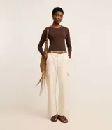 Blusa blanca de algodón con cuello redondo y mangas largas.