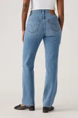 Pantalón de jean celeste de corte recto, tiro alto y calce ajustado en la cintura. Confeccionado en denim de algodón con lavado claro y detalles de desgaste sutiles. Cierre con botones metálicos y cinco bolsillos clásicos.