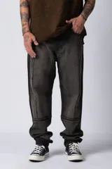 Pantalón jean gris oscuro de corte mom, tiro medio y lavado oxidado.