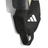 Espinilleras Adidas Tiro Match negras con detalles dorados y logo de la marca en blanco.