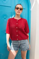 Saco tejido calado color celeste con mangas al codo y botones de coco.