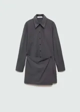 Minivestido gris a rayas verticales, de corte entallado, con cuello camisero, cierre frontal con botones y mangas largas con puños abotonados.