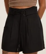 Short de cintura alta color rojo, confeccionado en tejido viscolino. Presenta trabillas en la cintura y cinturón incorporado con hebilla.