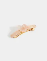 Hebilla francesa para el pelo con forma rectangular y aplique de corazón, ambos con diseño marmolado en tonos beige y marrón.