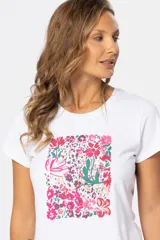 Remera blanca de algodón y poliéster con cuello redondo y mangas cortas. Estampado floral en el frente con tonos rosados, rojos y verdes.