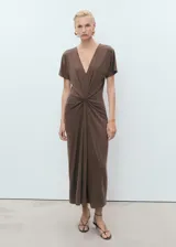 Vestido midi marrón con escote en V, mangas cortas y detalle de nudo en la cintura.