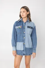 Camisa de jean patchwork con dos tonos de jean, de corte recto, con cuello camisero, cierre frontal con botones y mangas largas.