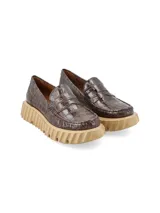 Mocasín de cuero negro con textura croco y plataforma blanca texturada.