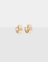 Aros tipo argolla bañados en oro con detalle de corazón con strass.