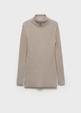 Conjunto de jersey y pantalón de punto acanalado color gris topo. El jersey es de cuello alto con cremallera, manga larga acampanada y corte entallado.