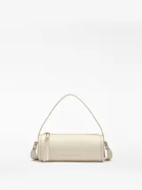 Bolso cilíndrico pequeño de mujer, color blanco roto, con textura grano. Posee un compartimento principal con cierre de cremallera y logo grabado en el centro. Incluye un asa de hombro fija y un asa larga regulable.