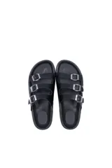 Sandalias plateadas con tres tiras horizontales con hebillas metálicas ajustables y suela negra con diseño dentado.