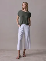 Pantalón crop de lino estampado con hojas en tonos verdes y azules. Tiene pretina trasera elastizada y bolsillos delanteros.