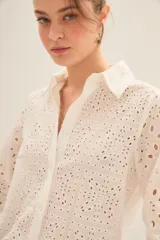 Camisa blanca de algodón con bordado inglés, corte regular, cuello clásico, cartera con botones ocultos y mangas largas.