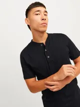 Camiseta negra de cuello mao con cierre de botones y corte regular. Confeccionada en tejido de punto jersey peinado de algodón.