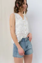 Short de jean azul clásico, de tiro medio, con doble botón frontal, bolsillos delanteros y traseros.