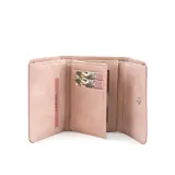 Billetera mediana color rosado, con tapa y cierre a presión. Presenta múltiples compartimentos interiores para tarjetas y billetes, y un bolsillo exterior con cierre en la parte posterior.