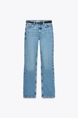 Pantalón de jean celeste de tiro alto, corte recto, con cinco bolsillos y cinturón marrón de cuero.
