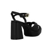 Sandalia de mujer color blanco con plataforma y taco ancho y alto. Presenta tiras anchas cruzadas sobre el empeine y una tira fina con hebilla ajustable en el tobillo.