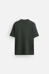 Camiseta marrón de punto de algodón, corte recto, cuello redondo y manga corta con terminaciones en rib.