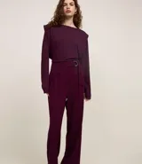 Pantalón wide color borgoña de crepé con cintura alta y hebilla metálica.