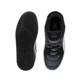 Championes Puma 180 de caña baja, color gris oscuro y negro, con detalles en cuero sintético blanco.