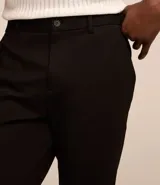 Pantalón de vestir negro para hombre, corte skinny, confeccionado en media malla.