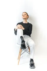 Zapatillas negras aterciopeladas con suela alta y accesorio extraíble con hebillas para ajuste personalizado.