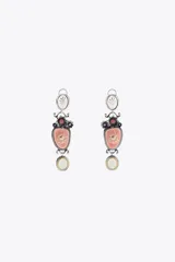 Pendientes largos metálicos con triple dije de resina a color y aplicación de piedra. Cierre con tuerca y clip.