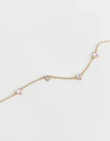Collar corto dorado con cadena de eslabones y dijes de corazones con strass color rosa.