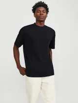 Camiseta negra de manga corta con cuello redondo y corte holgado.