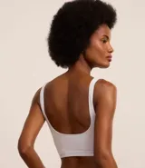 Soutien top negro de poliamida con acabado seamless, escote redondo y breteles anchos fijos.