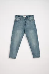 Pantalón de jean azul claro, corte slim taper, con bolsillos delanteros y traseros.