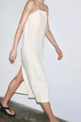 Vestido midi de escote recto y tirantes finos, color crudo.
