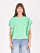 Remera verde con mangas cortas con volados.